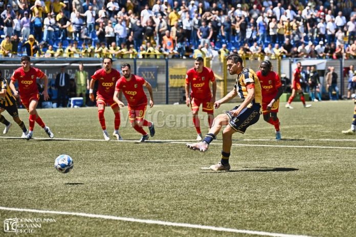 Juve Stabia Catanzaro 2-0 Serie BKT (64) CANDELLONE RIGORE foto
