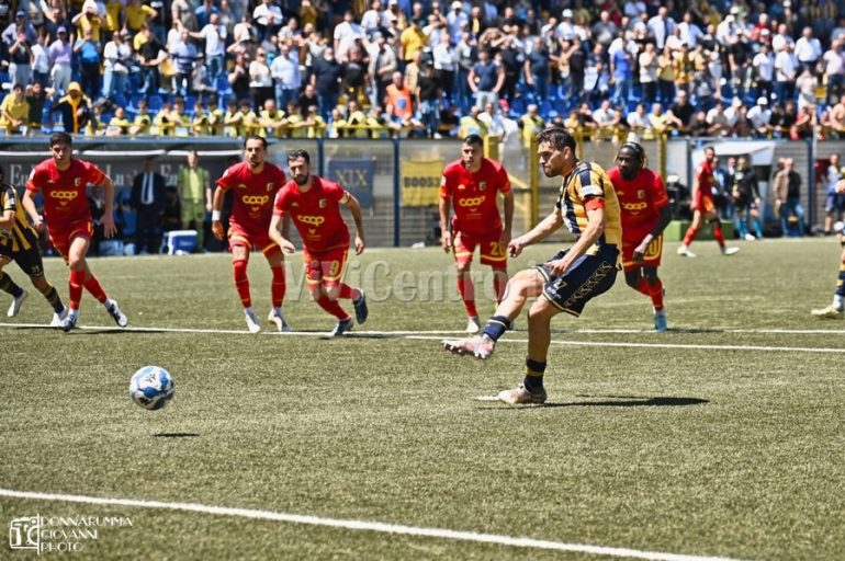Juve Stabia – Catanzaro (2-0): Le foto dei protagonisti in campo e del pubblico presente