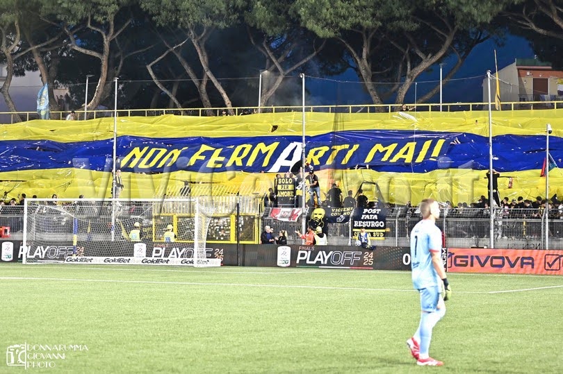 Juve Stabia Cremonese 2-1 PLAY OFF (23) STRISCIONE NON FERMATI MAI