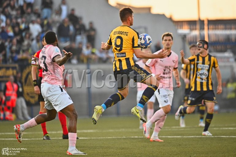 Juve Stabia – Palermo (1-0) PLAY OFF: Le foto dei protagonisti in campo e del pubblico presente al Menti
