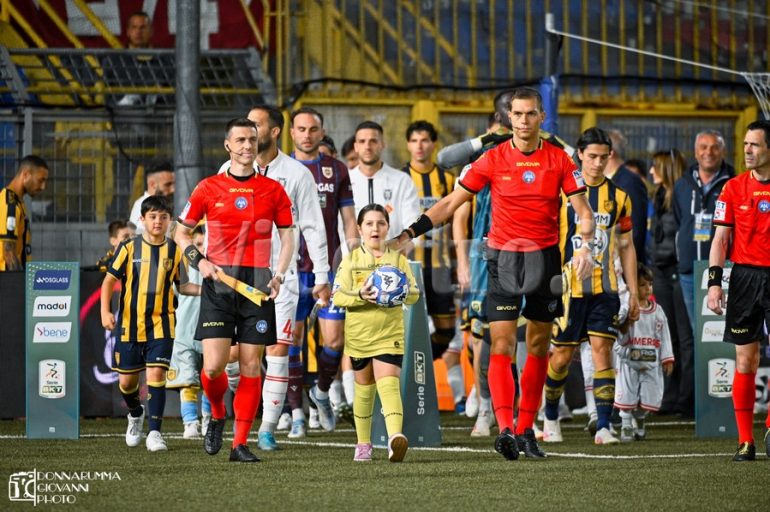 Juve Stabia – Reggiana (1-2): Le foto dei protagonisti e dei tifosi sugli spalti