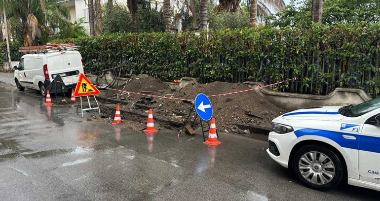 Cantiere Stradale Abusivo a Castellammare di Stabia: Multa di Oltre 800 Euro e Obbligo di Ripristino