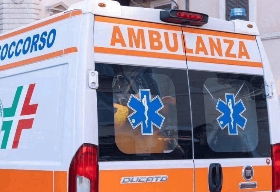 Bimbo di 9 mesi ricoverato con gravi fratture a testa, collo e femore: indagini