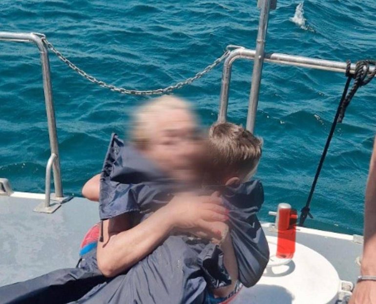 Bimbo di 5 anni e nonna al largo con il materassino a Castellammare di Stabia