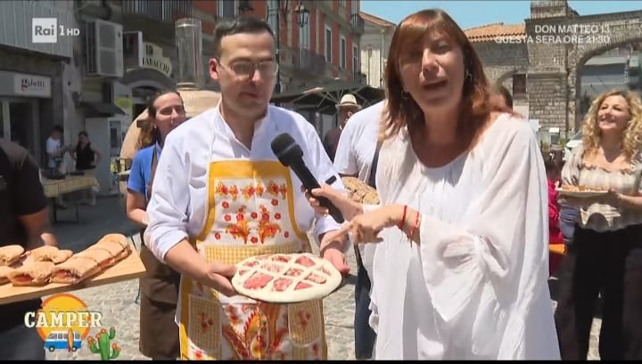 Il Caseificio Mandara Conquista “Camper” su Rai 1 con una Torta Estiva che Unisce Tradizione e Creatività