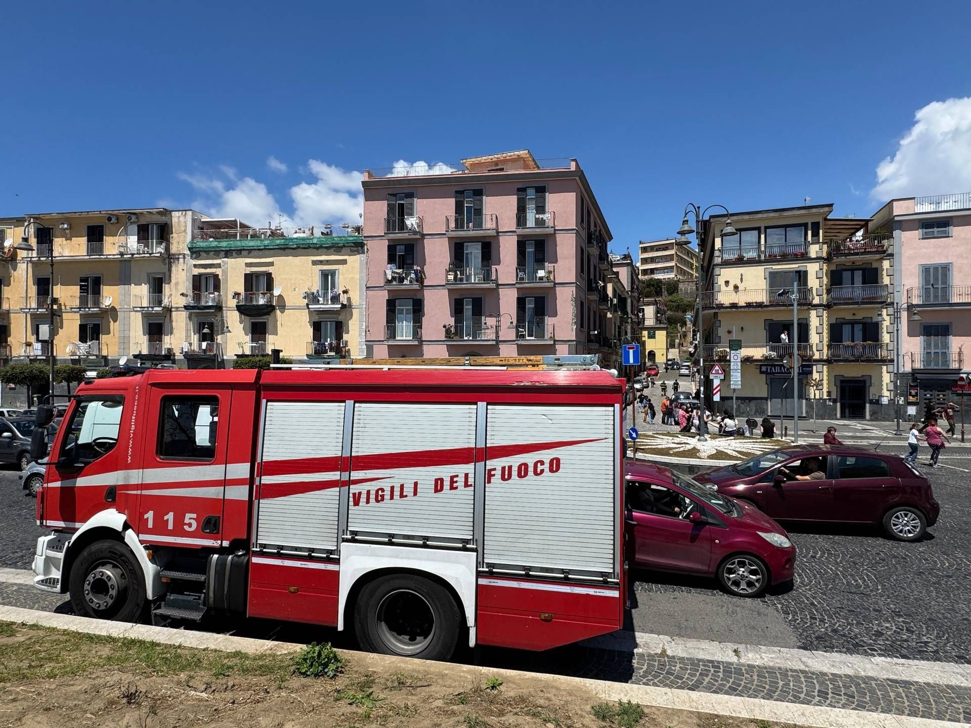 Forte terremoto oggi ai Campi Flegrei, paura a Napoli: le news