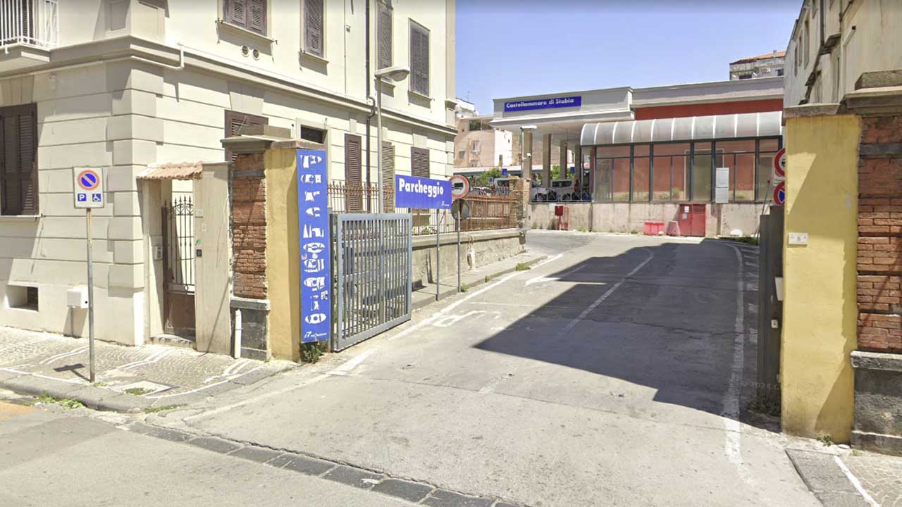 parcheggio ferrovia dello stato Castellammare di Stabia