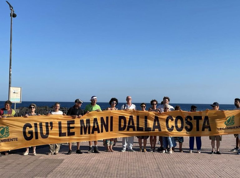 Giù le mani dalla costa: blitz di Legambiente e del Comitato Pro Spiagge Pubbliche