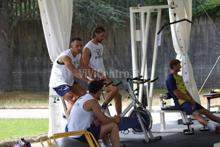 Juve Stabia, ottavo giorno a Castel di Sangro: Squadra a lavoro sotto la pioggia, presente patron Langella