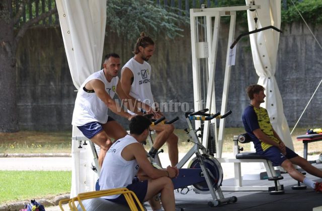 Juve Stabia, ottavo giorno a Castel di Sangro: Squadra a lavoro sotto la pioggia, presente patron Langella