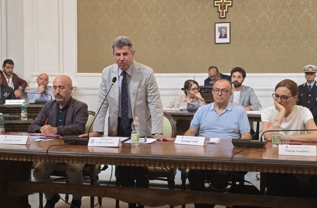 Castellammare, la gestione dei rifiuti sotto indagine: Il Sindaco Vicinanza annuncia misure drastiche