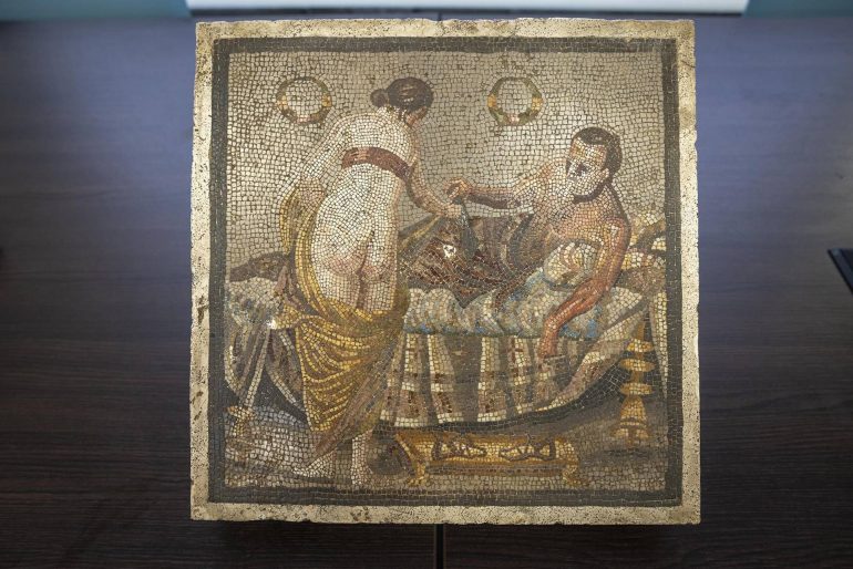 Torna a Pompei il mosaico degli amanti, restituito dalla Germania