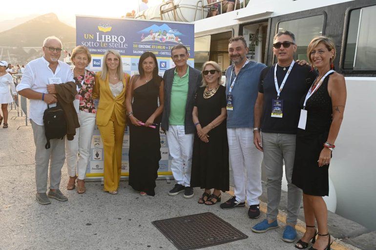 Successo di pubblico per la prima serata della rassegna letteraria “Un libro sotto le stelle” edizione  2025