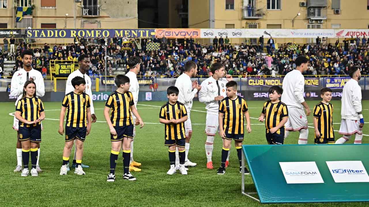 Juve Stabia Bambini che accompagnano i calciatori