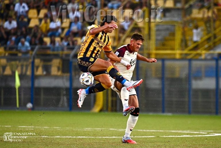 IL MORSO DELLA VESPA. Col Venezia finisce 0-0. Stankovic eroe per i lagunari