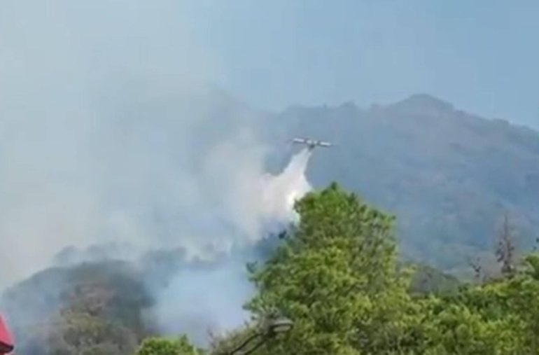 Incendio sul Vesuvio, soccorsi ancora al lavoro per spegnere le fiamme: il punto