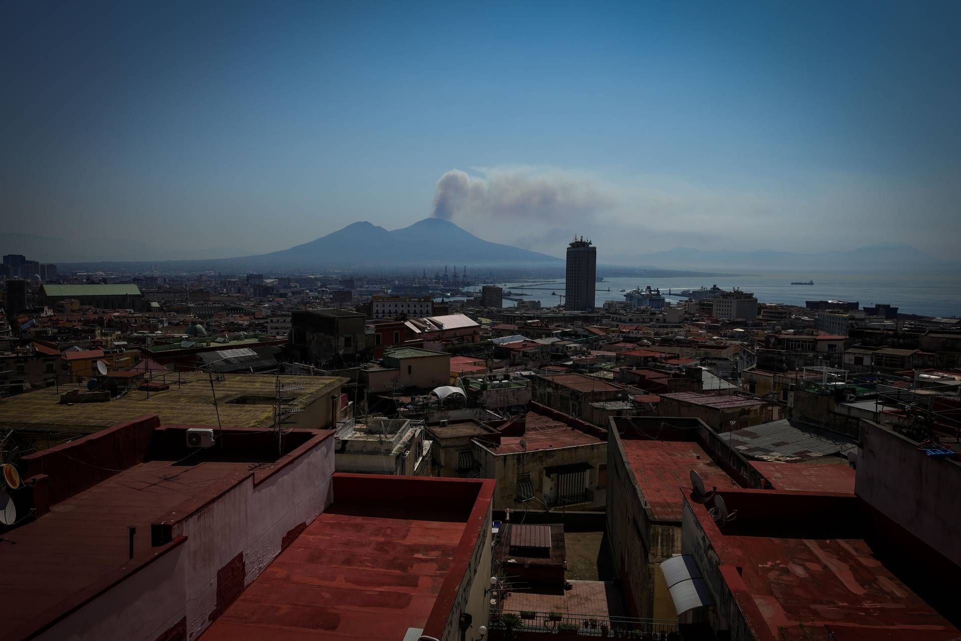 Incendio sul Vesuvio, situazione migliora: ultime news