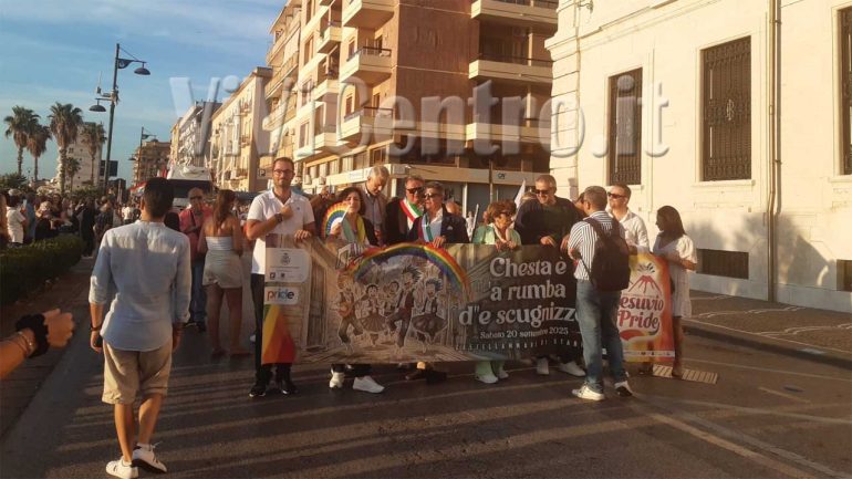 Un lungomare stabiese colorato al Vesuvio Pride per la giustizia sociale, la dignità umana e l’uguaglianza