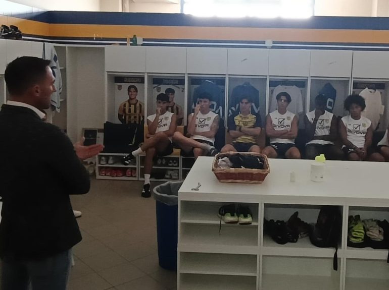 Juve Stabia, tra regole e dialogo: Un confronto costruttivo al Menti tra i calciatori e l’arbitro Di Marco