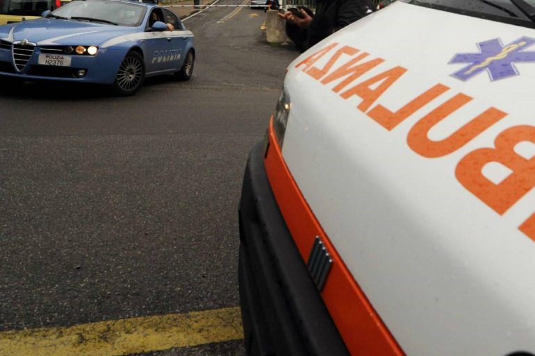 Accoltellata dal marito, reagisce e lo uccide: tragedia a Napoli