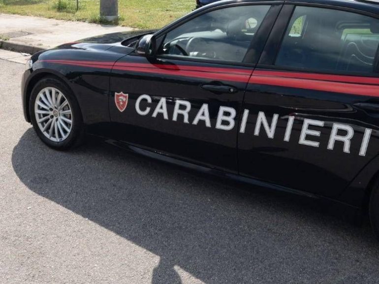 Femminicidio nel Beneventano, donna uccisa a colpi di pietra: si cerca il marito