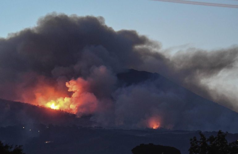 Incendio sul Vesuvio, fiamme non si fermano: le news