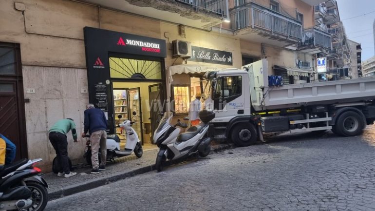 Castellammare di Stabia, dramma sfiorato: Un Camion travolge uno scooter e si schianta contro una vetrina