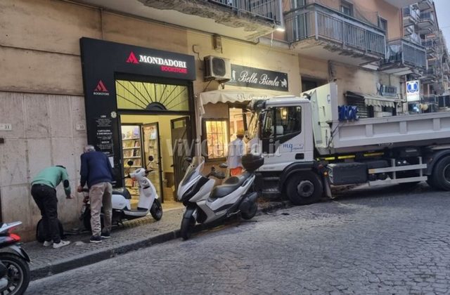 Castellammare di Stabia, dramma sfiorato: Un Camion travolge uno scooter e si schianta contro una vetrina