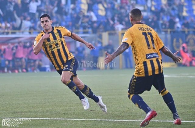 Juve Stabia, la perla di Nicola Mosti illumina il Romeo Menti: Un gol da leggenda nel derby contro l’Avellino