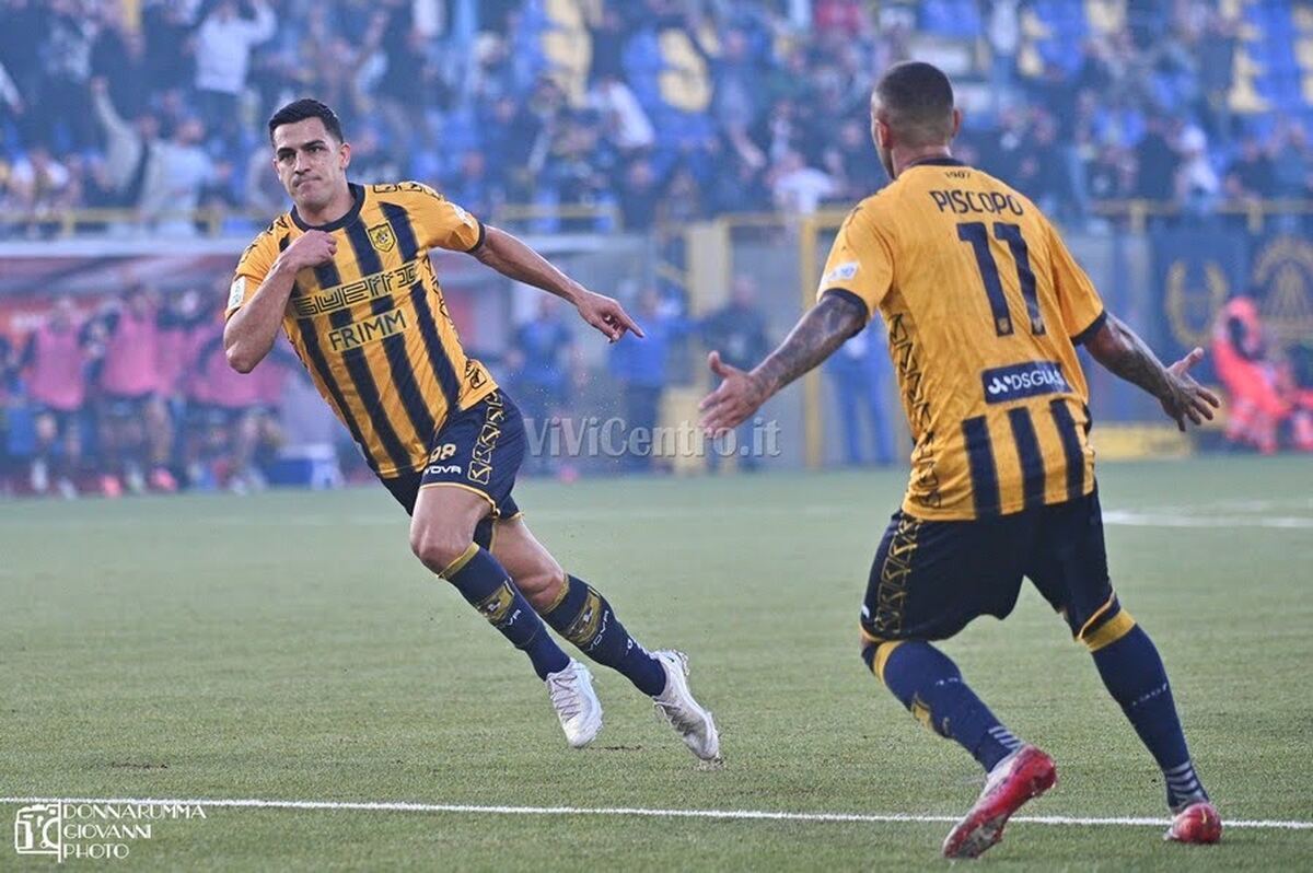 Juve Stabia, la perla di Nicola Mosti illumina il Romeo Menti: Un gol da leggenda nel derby contro l’Avellino