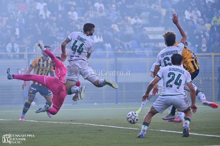 Juve Stabia – Avellino (2-0): Le foto dei protagonisti in campo e del pubblico presente al Menti