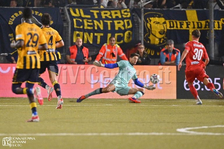 Padova – Juve Stabia: I riflettori su Fortin e Confente, il duello dei numeri uno che si ripete anche in B