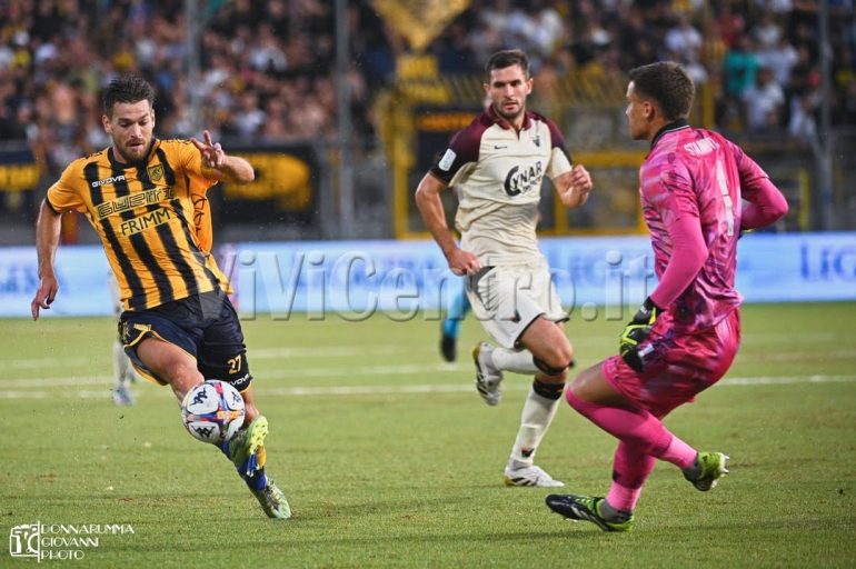 Juve Stabia – Candellone: Una storia d’amore e leadership. Il 27 è pronto a caricarsi la squadra sulle spalle