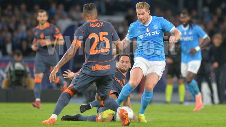 Antonio Conte riflette sull’impatto di De Bruyne e Hojlund dopo la pesante sconfitta del Napoli contro il PSV