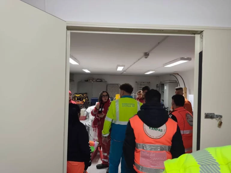 Allestiti due punti accoglienza, in centro caduti calcinacci