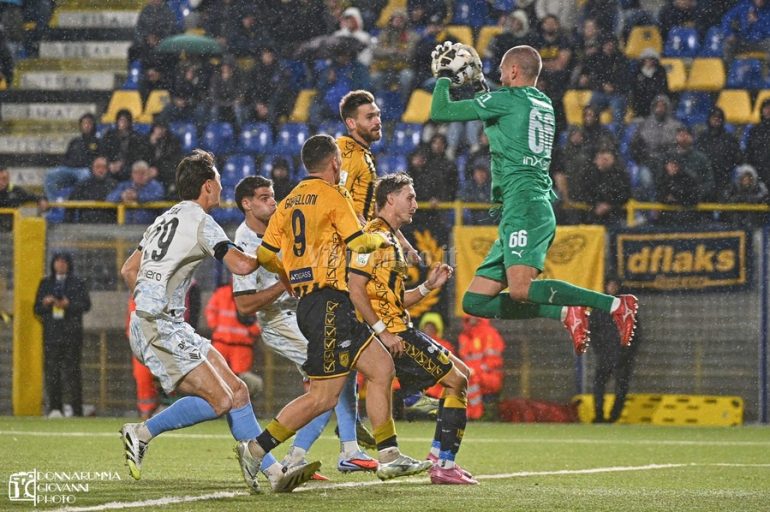 Juve Stabia, il Menti è il fortino gialloblù: Cacciamani show, le Vespe piegano un’altra volta il Palermo
