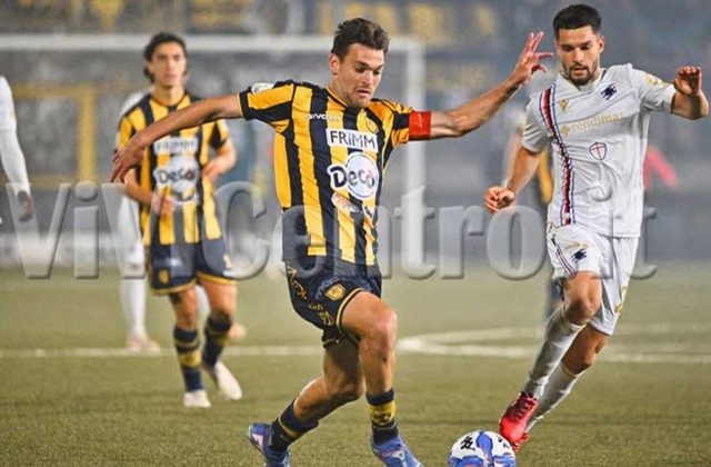 Tra l’incubo azzurro e l’orgoglio Sinner, il calcio riparte: La Juve Stabia sogna una notte magica a Marassi