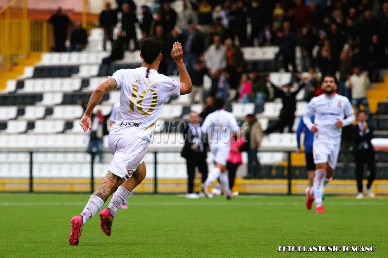 Savoia calcio, vittoria per 2-0 contro il Milazzo, è vetta della classifica. Fotogallery