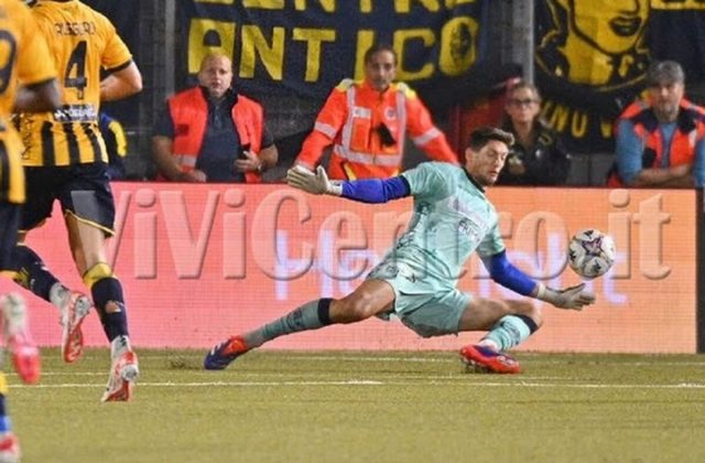 Bari – Juve Stabia, questione di “Guantoni”: Cerofolini vs Confente, la sfida nella sfida del San Nicola