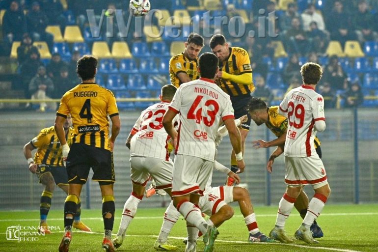 IL MORSO DELLA VESPA. Non basta una gara dominante allo Stabia. Con il Bari è solo 0-0