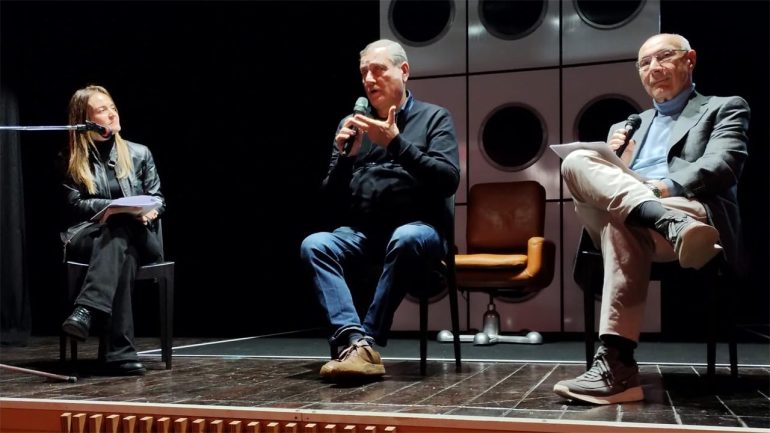 Teatro Karol Castellammare, Platealmente: Lo scrittore Massimo Carlotto col suo noir “A esequie avvenute”