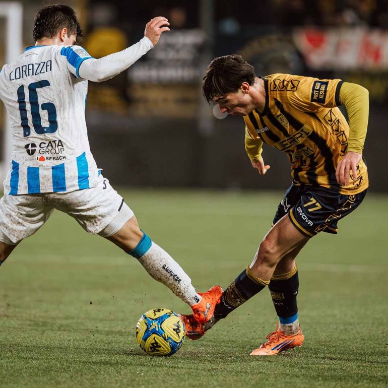 Juve Stabia – Pescara, emozioni al Menti: I debuttanti gialloblù incantano mentre l’ex Sgarbi rovina tutto