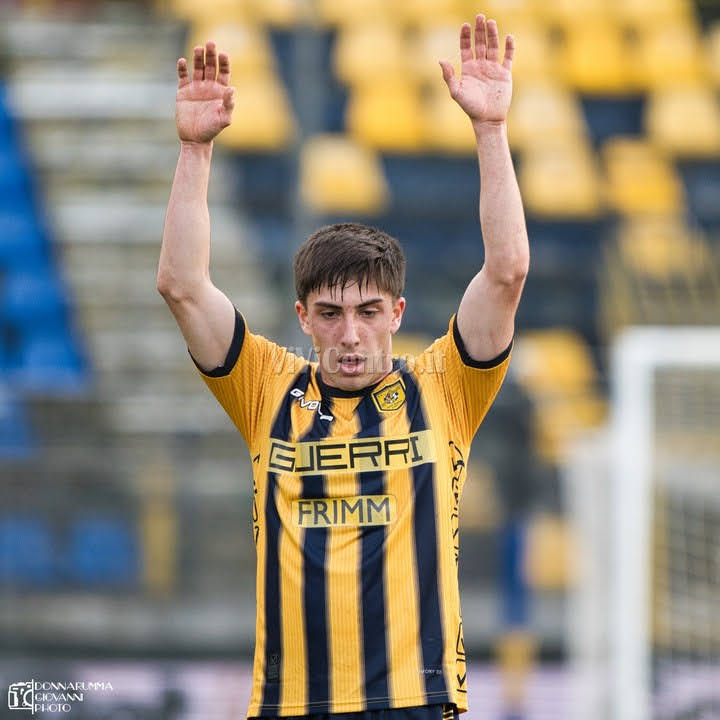 Juve Stabia, Mannini: Una luce nel silenzio del Menti. Il “ragazzino” gioca da veterano contro l’Entella