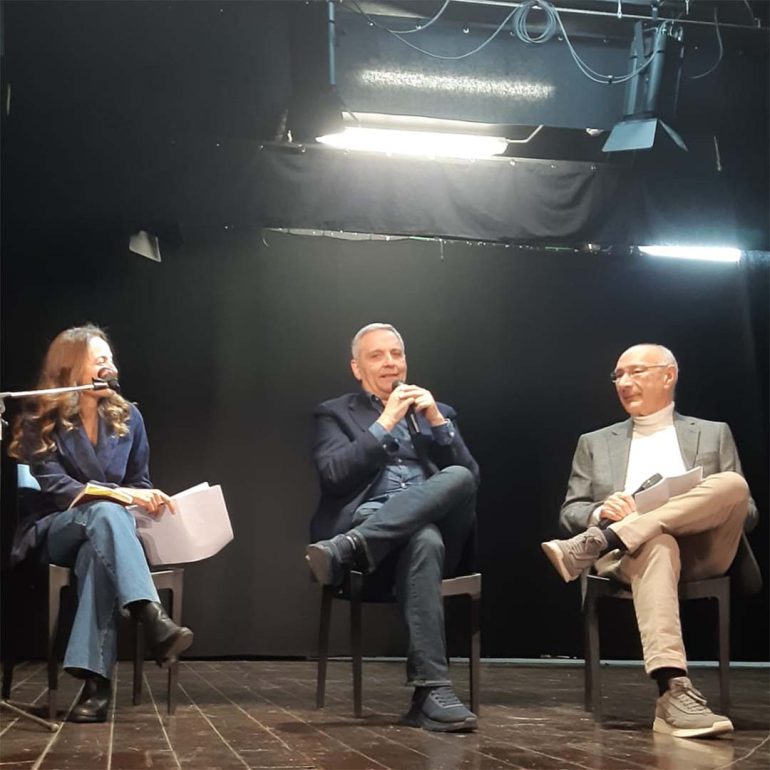 Teatro Karol di Castellammare: Maurizio de Giovanni presenta il suo nuovo romanzo “L’orologiaio di Brest”