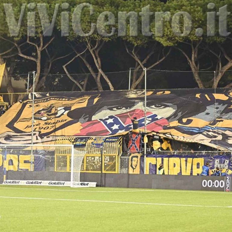 Juve Stabia, protesta dei tifosi verso le istituzioni: Si uniscono al coro nazionale contro lo sport-business