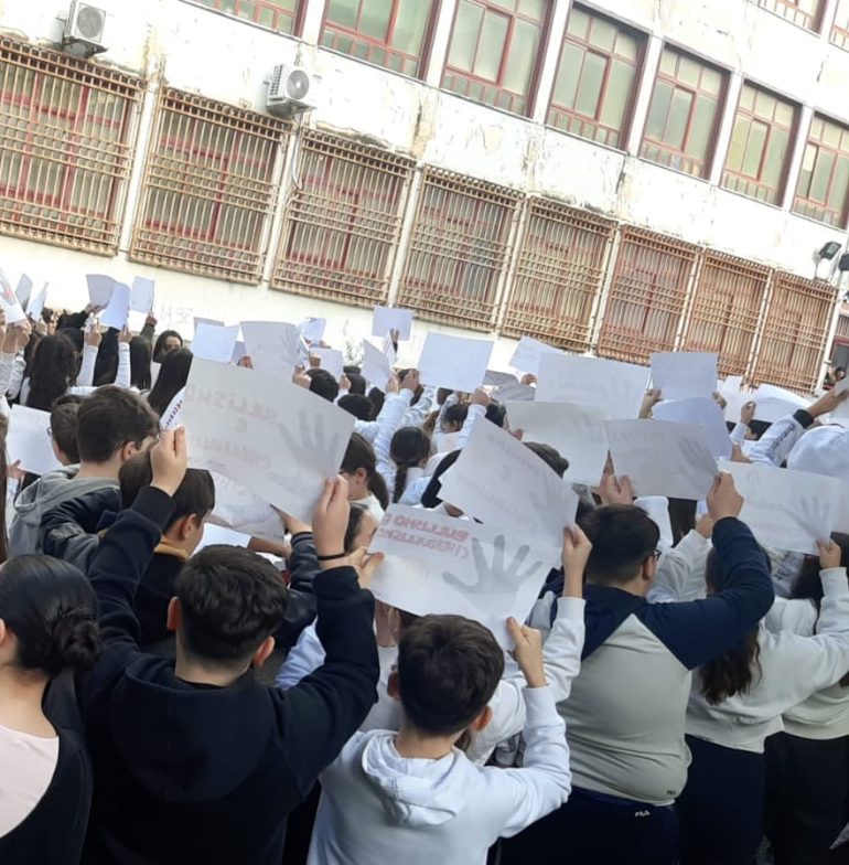 Il flash mob anti-bullismo dell’IC San Marco Bonito Cosenza commuove e lancia un messaggio di speranza