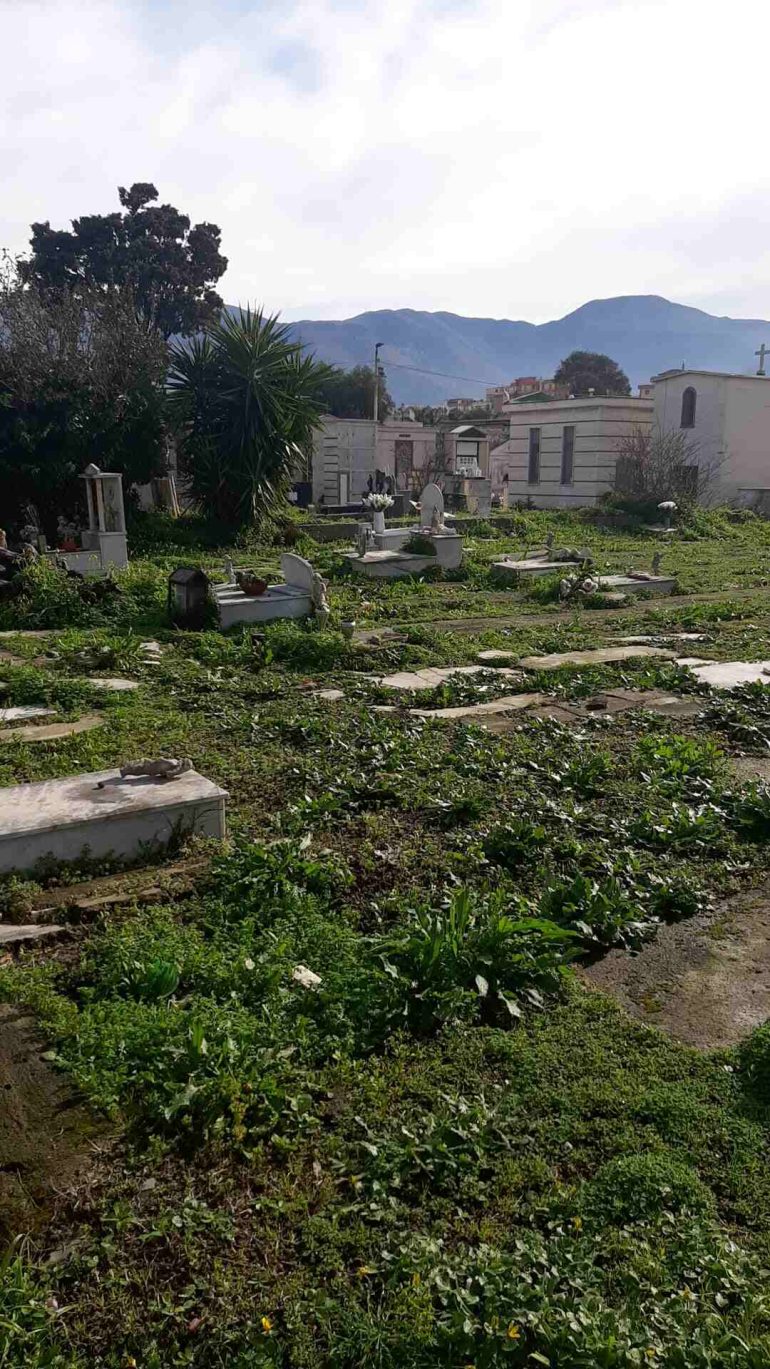 L’ultimo oltraggio: il “cimitero dei bambini” di Castellammare è una terra di nessuno