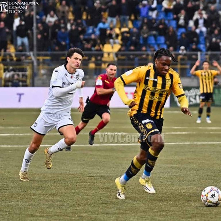 Juve Stabia, la favola di Okoro: l’attaccante dopo il gol contro lo Spezia conquista l’Under 21 italiana