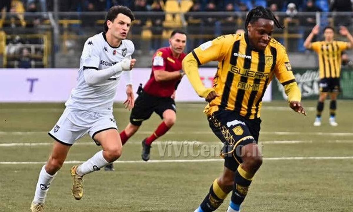 Juve Stabia – Spezia: Il sigillo di Okoro fa esplodere il Menti vestito a festa per l’anniversario gialloblù