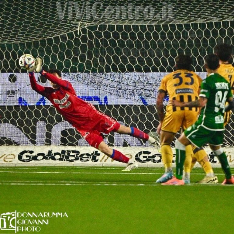 IL MORSO DELLA VESPA. Derby apatico al Partenio. Avellino e Stabia si dividono la posta in palio